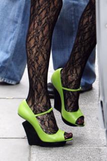 Taylor Swift feet photo thumbnail
