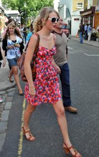 Taylor Swift feet photo thumbnail