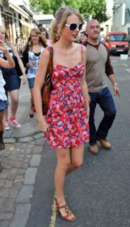 Taylor Swift feet photo thumbnail