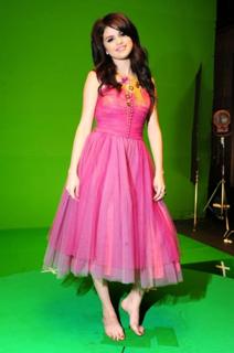Selena Gomez feet photo thumbnail