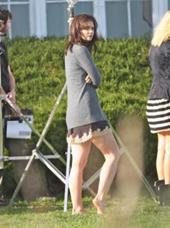 Katie Holmes feet photo thumbnail