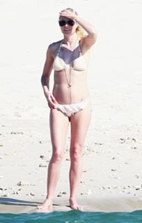 Gwyneth Paltrow feet photo thumbnail