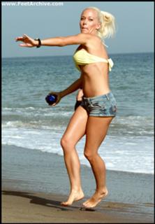 Kendra Wilkinson feet photo thumbnail