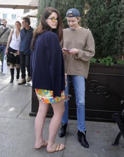 Lana Del Rey feet photo thumbnail
