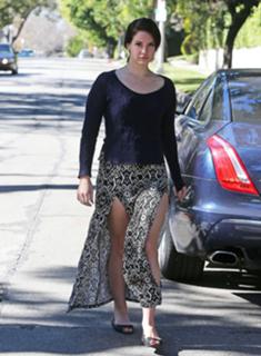 Lana Del Rey feet photo thumbnail