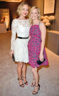 Elizabeth Banks feet photo thumbnail