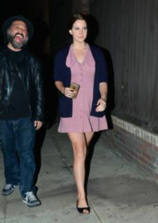Lana Del Rey feet photo thumbnail