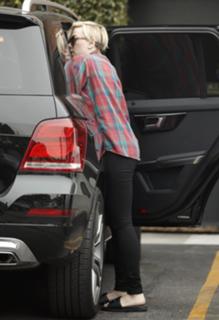 Scarlett Johansson feet photo thumbnail