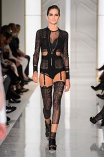 Izabel Goulart feet photo thumbnail