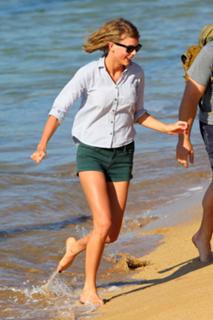 Taylor Swift feet photo thumbnail