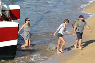 Taylor Swift feet photo thumbnail