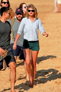 Taylor Swift feet photo thumbnail