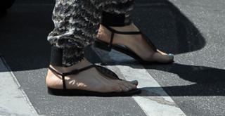 Leslie Mann feet photo thumbnail