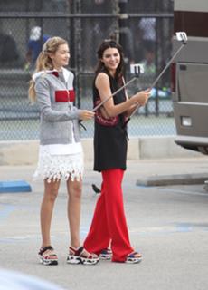 Kendall Jenner feet photo thumbnail