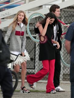 Kendall Jenner feet photo thumbnail