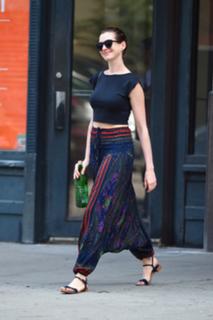 Anne Hathaway feet photo thumbnail