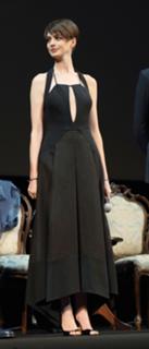 Anne Hathaway feet photo thumbnail