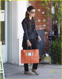 Rachel Bilson feet photo thumbnail