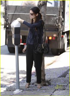 Rachel Bilson feet photo thumbnail