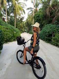 Alessia Marcuzzi feet photo thumbnail