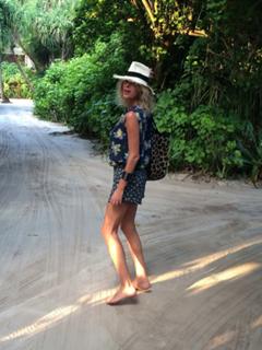 Alessia Marcuzzi feet photo thumbnail