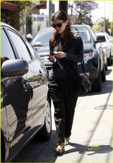 Rachel Bilson feet photo thumbnail