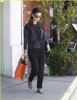 Rachel Bilson feet photo thumbnail