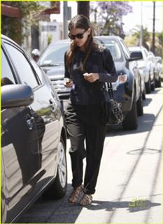 Rachel Bilson feet photo thumbnail