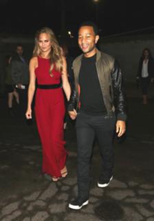 Chrissy Teigen feet photo thumbnail