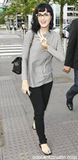 Katy Perry feet photo thumbnail