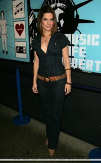 Sandra Bullock feet photo thumbnail