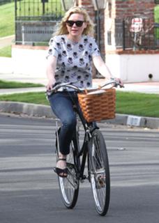 Kirsten Dunst feet photo thumbnail