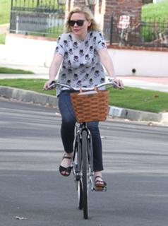 Kirsten Dunst feet photo thumbnail