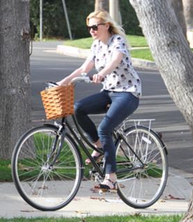 Kirsten Dunst feet photo thumbnail