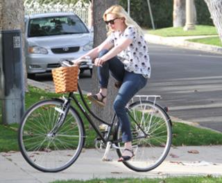 Kirsten Dunst feet photo thumbnail