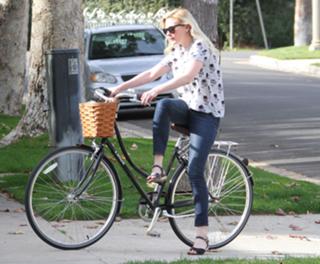 Kirsten Dunst feet photo thumbnail