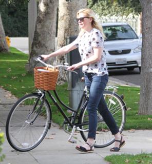 Kirsten Dunst feet photo thumbnail