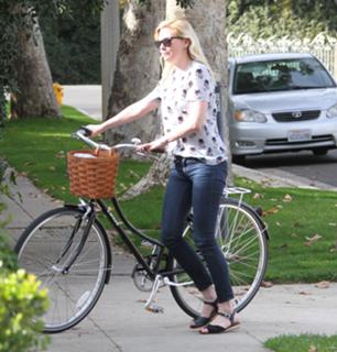 Kirsten Dunst feet photo thumbnail