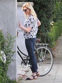 Kirsten Dunst feet photo thumbnail
