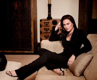 Tia Carrere feet photo thumbnail