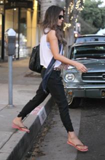 Kate Beckinsale feet photo thumbnail
