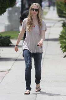 Amanda Seyfried feet photo thumbnail