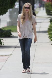 Amanda Seyfried feet photo thumbnail