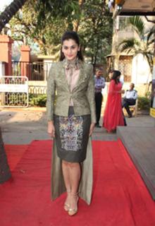 Taapsee Pannu feet photo thumbnail