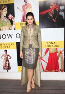 Taapsee Pannu feet photo thumbnail