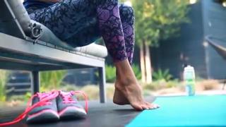 Brooke Burke feet photo thumbnail