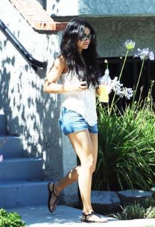 Vanessa Hudgens feet photo thumbnail