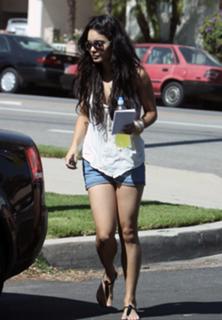 Vanessa Hudgens feet photo thumbnail