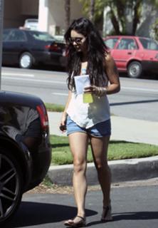 Vanessa Hudgens feet photo thumbnail