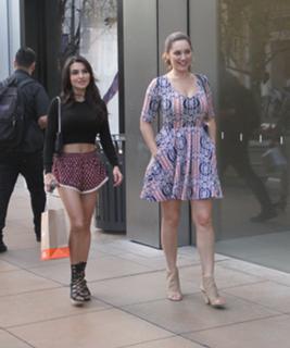 Kelly Brook feet photo thumbnail